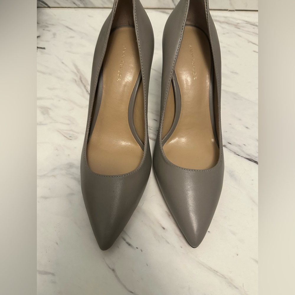 NWT. Ann Taylor. Mila leather pump in Grey. Size 5.5.